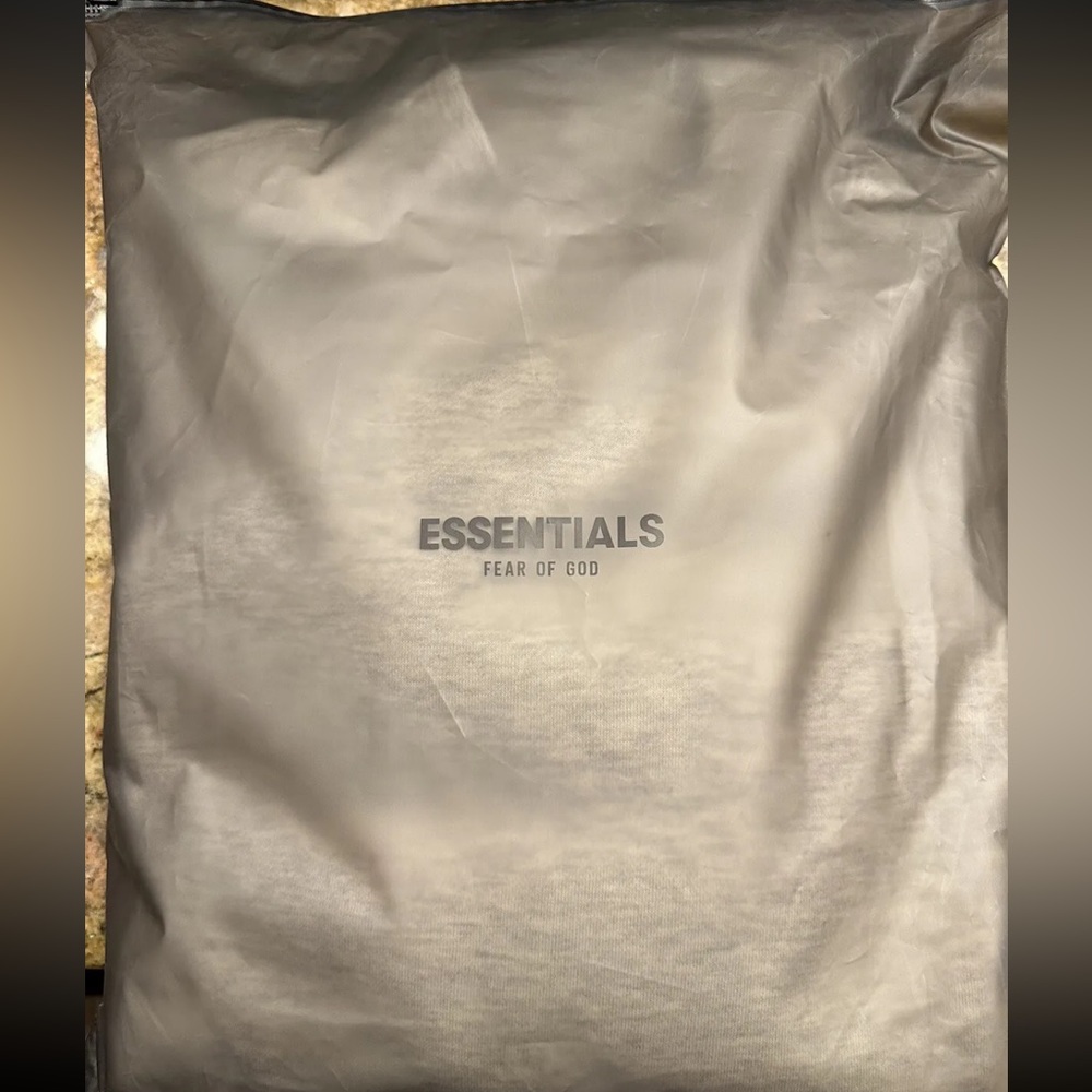 FEAR OF GOD ESSENTIALS SWEATSHIRT MEN’S SIZE LARGE / BRAND NEW WITH TAGS